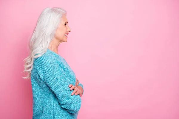 Profile side photo of cheerful pretty charming lovely old woman cross hands enjoy listening her grandchildren wear winter casual style sweater isolated over pink color background — Stok fotoğraf