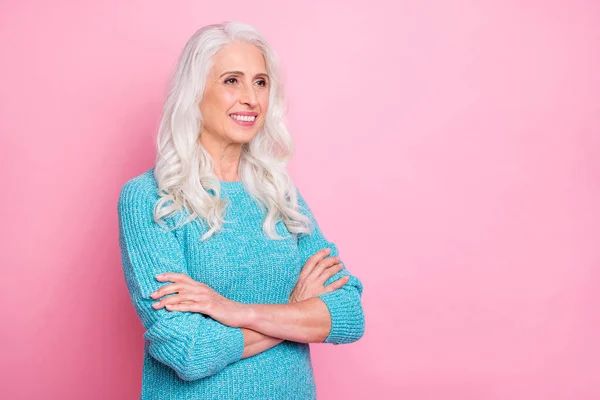 Turned photo of lovely pretty old woman cross hands enjoy listen her grandkids wear sweater isolated over pink color background — Stockfoto