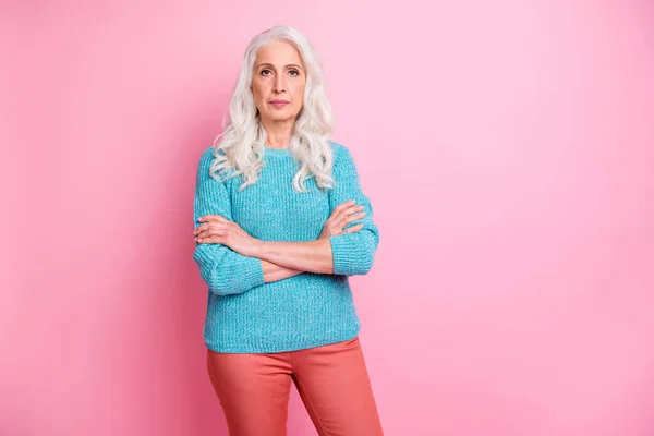 Retrato de pensivo estrito babá velha cruz mãos ouvir ela mais jovem empregados desgaste bom olhar suéter isolado sobre pastel cor fundo — Fotografia de Stock