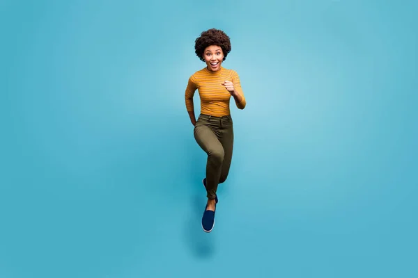 Full length body size view of her she nice lovely sporty cheerful active strong wavy-haired girl running purpose isolated on bright vivid shine vibrant blue green teal turquoise color background — Stock fotografie