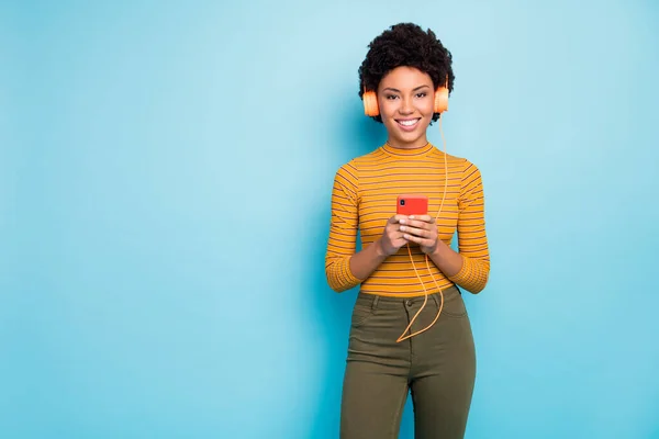 Portrait of her she nice attractive lovely cheerful cheery wavy-haired girl listening pop hit music isolated on bright vivid shine vibrant blue green teal turquoise color background — 스톡 사진