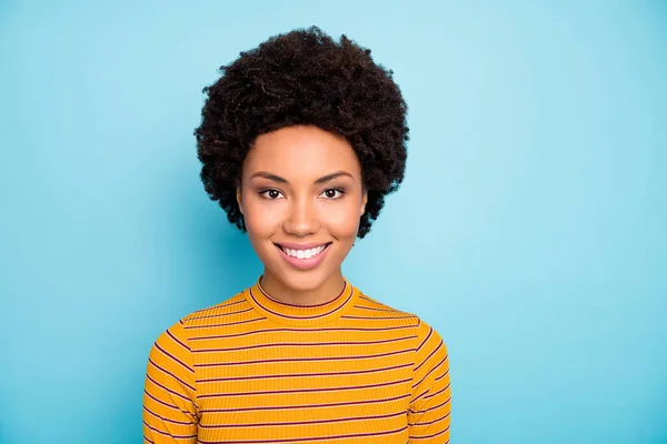 Foto av vackra ganska mörk hud vågig dam toothy strålande leende positivt gott humör trevlig lättsam person bära randig pullover isolerad blå färg bakgrund — Stockfoto