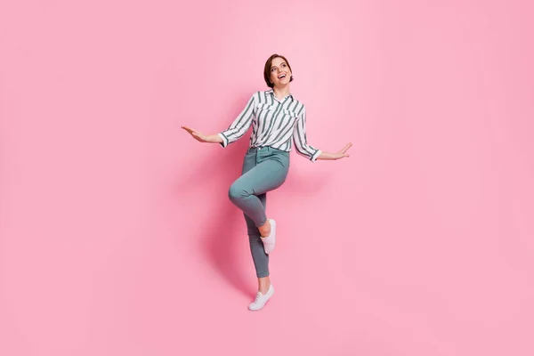 Foto de corpo inteiro de encantadora menina bonita menina se sentir divertido nas férias de primavera desfrutar de roupas modernas desgaste isolado sobre fundo cor-de-rosa — Fotografia de Stock