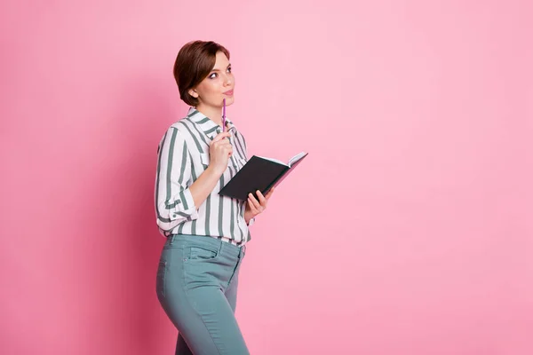 Портрет мыслящей любопытной девушки держать ноутбук хотят написать эссе думаю, мысли задуматься смотреть копировать пространство носить стильную одежду изолированы на розовый цвет фона — стоковое фото