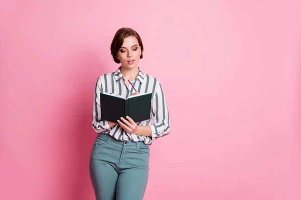 Портрет сфокусированной умной девушки писать заметки в ксероксе работа работника на обзор носить стильную одежду изолированы на розовый цвет фона — стоковое фото