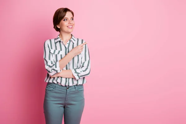 Retrato de chica positiva promotor punto dedo copia espacio demostrar anuncios suscríbete promo desgaste formalwear estilo traje aislado sobre fondo de color rosa — Foto de Stock