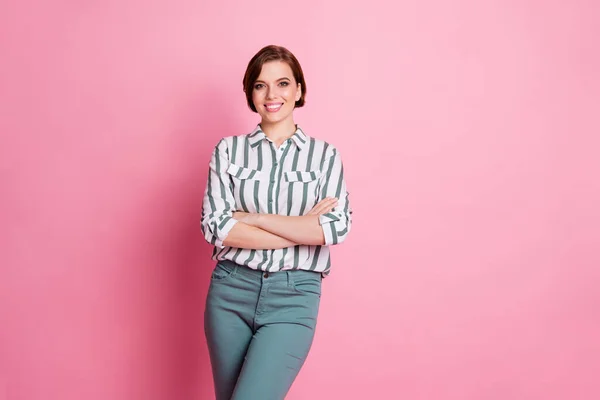 Muotokuva iloinen positiivinen tyttö totta työntekijä työtä päättää valita päätöksiä rajat kädet kulumista tyylikäs vaatteet eristetty vaaleanpunainen väri tausta — kuvapankkivalokuva