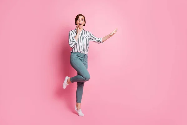 Foto de comprimento total de engraçado menina surpreendida olhar incríveis pechinchas mostrar mãos copiar espaço palma grito impressionado desgaste moderno roupa isolada sobre cor rosa fundo — Fotografia de Stock