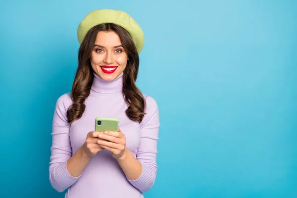 Portré a pozitív vidám lány többi pihenni használja smartphone megosztás szociális hálózat viseljen jó megjelenés orgona színes ruhát elszigetelt felett kék színű háttér — Stock Fotó