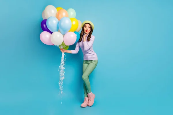 Ух ты. Полная длина фото красивой леди провести красочные воздушные шары друзья сюрприз праздник носить фиолетовый чепчик берета зеленые брюки обувь изолированный синий цвет фона — стоковое фото