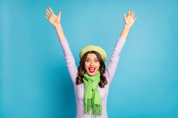 팔아라. 원문 기사보기 약에 중독된 쇼핑객 이 녹색 버넷 모자를 쓰고 있고 보라색 터틀넥 스카프를 착용하고 있는 흥분 한 여행하는 여성의 사진 이 푸른 색 배경을 띠고 있다. — 스톡 사진