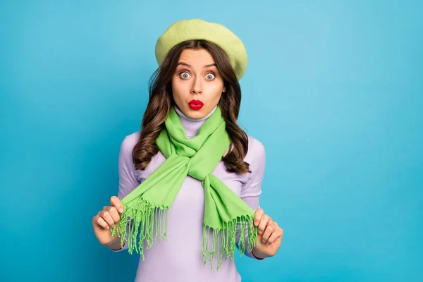 Foto de la señora viajero funky sosteniendo las manos bufanda no está seguro sobre el estilo quiere cambiar de ropa usar boina verde sombrero púrpura cuello alto aislado de color azul brillante fondo —  Fotos de Stock