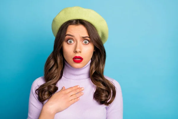 Oh, no. Foto de primer plano de la señora viajera bonita mirada sin palabras ojos llenos de miedo aterrorizado cometido error desgaste boina verde sombrero púrpura cuello alto aislado color azul fondo —  Fotos de Stock