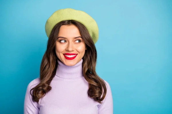 놀라운 여경의 어여쁜 미소짓는 모습의 클로즈업 사진빈 공간에 현대 녹색 버넷 모자 보라색 터틀넥 점퍼 분리 된 푸른 배경을 착용 — 스톡 사진