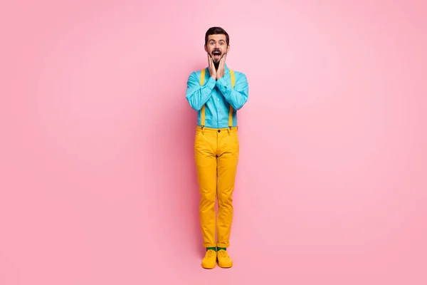 Longitud completa tamaño corporal vista de su agradable atractivo sorprendido alegre alegre extático tipo con camisa de menta pantalones amarillos wow expresión negro viernes aislado en pastel rosa color fondo —  Fotos de Stock