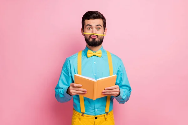 Retrato de su agradable atractivo cómico alegre barbudo alegre con camisa de menta mueca celebración en las manos diario puchero labios aislados sobre fondo de color rosa pastel — Foto de Stock