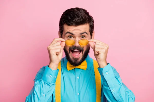 Close-up retrato dele ele agradável atraente funky alegre alegre alegre barbudo cara vestindo camisa de hortelã tocando especificações amarelas desfrutando de lazer isolado no fundo cor-de-rosa pastel — Fotografia de Stock