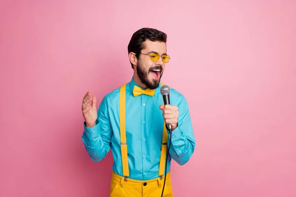 Retrato dele ele agradável alegre atraente alegre imponente cara barbudo mc vestindo camisa de hortelã cantando karaoke único sucesso pop rock romance isolado no fundo cor-de-rosa pastel — Fotografia de Stock