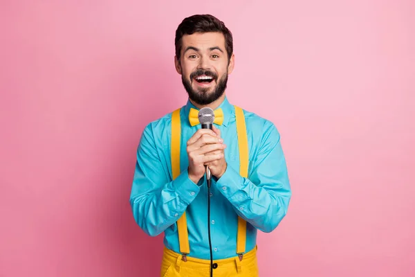 Portret van hem hij mooi aantrekkelijk vrolijk blij bebaarde man meloman dragen munt shirt zingen karaoke single hit pop geluid geïsoleerd op pastel roze kleur achtergrond — Stockfoto