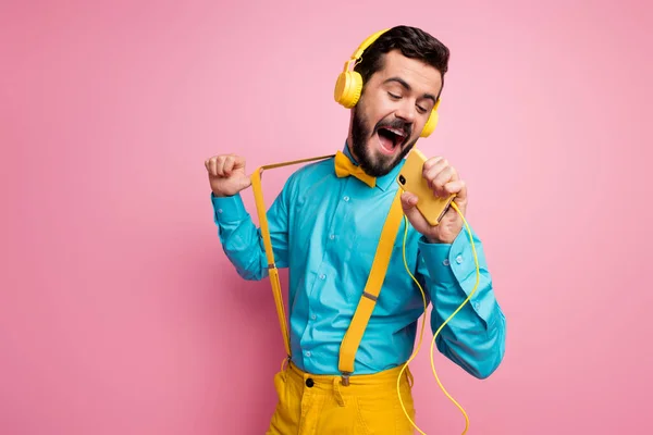 Retrato de su agradable atractivo alegre alegre soñador barbudo melomán con camisa de menta cantando solo hit disfrutando de fin de semana de ocio aislado sobre fondo de color rosa pastel —  Fotos de Stock