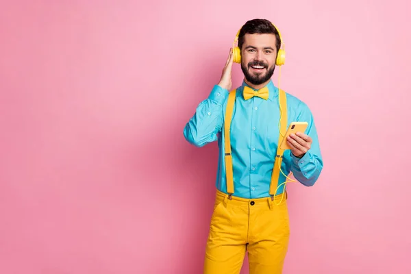 Retrato de su agradable atractivo alegre barbudo alegre meloman con camisa de menta escuchando sonido estéreo pop disfrutando de ocio pasar tiempo libre aislado sobre fondo de color rosa pastel — Foto de Stock
