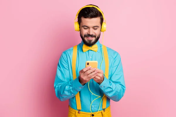 Retrato de cerca de su atractivo adicto alegre animado enfocado barbudo con camisa de menta escuchando sonido estéreo rock pop aislado sobre fondo de color rosa pastel — Foto de Stock