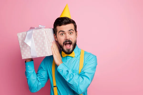 Retrato de cerca de su agradable atractivo alegre alegre barbudo alegre con aspecto festal camisa de menta sosteniendo en las manos regalo caja venta descuento aislado sobre fondo de color rosa pastel — Foto de Stock