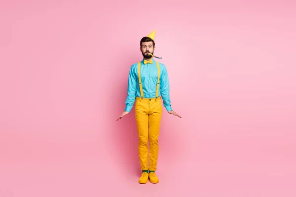 Full length dimensione del corpo vista della sua bella attraente funky timido allegro allegro comico ragazzo indossa camicia di menta ingannare fischio soffiando divertirsi isolato su sfondo di colore rosa pastello — Foto Stock