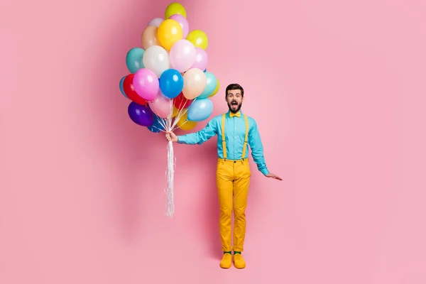 Comprimento total tamanho do corpo vista do seu ele agradável atraente alegre alegre alegre cara barbudo segurando em mãos bolas de ar de hélio ter divertido fest isolado sobre pastel cor-de-rosa fundo — Fotografia de Stock