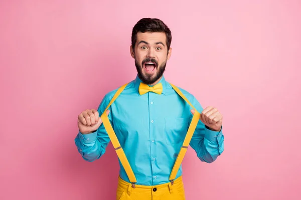 Retrato dele ele agradável atraente funky animado alegre alegre feliz imponente bem vestido barbudo cara vestindo hortelã camisa azul puxando suspensórios se divertindo isolado sobre pastel cor-de-rosa fundo — Fotografia de Stock