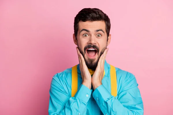 Close-up portret van zijn hij mooi aantrekkelijk vrolijk vrolijk gek dolgelukkig bebaarde man dragen festal mint blauw shirt onverwacht nieuws reactie geïsoleerd over pastel roze kleur achtergrond — Stockfoto