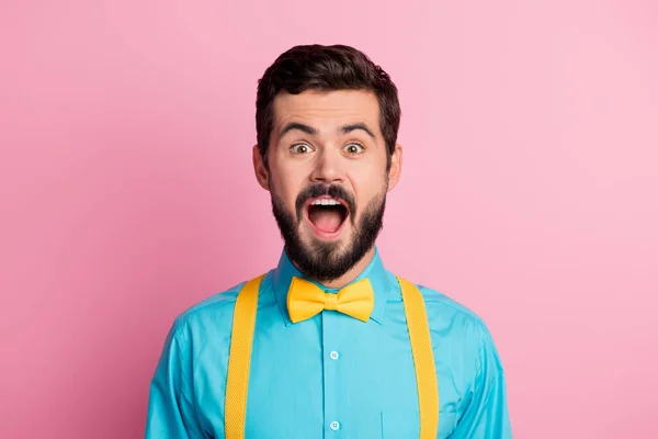 Κοντινό πλάνο πορτρέτο του ο συμπαθητικός ελκυστική κατάπληκτος χαρούμενα χαρούμενα γενειοφόρος τύπος φορώντας festal μέντα μπλε πουκάμισο μαύρο Παρασκευή πώληση απομονώνονται σε παστέλ ροζ χρώμα φόντο — Φωτογραφία Αρχείου