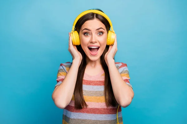 Close-up portret van haar ze mooi charmant schattig positief verslaafd vrolijk vrolijk meisje muziek liefhebber luisteren radio geïsoleerd op helder levendig glans levendig blauw kleur achtergrond — Stockfoto