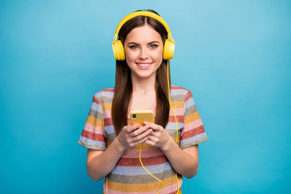 Primer plano retrato de ella ella agradable bonita linda chica alegre alegre escuchar radio retro melodía nostálgica aislado sobre brillante brillo vivo vibrante color azul fondo — Foto de Stock