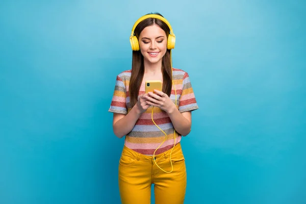 Retrato de ella ella agradable encantadora encantadora linda alegre alegre chica sosteniendo en la mano usando la radio de escucha celular en línea aislado sobre brillante brillo vivo vibrante color azul fondo — Foto de Stock