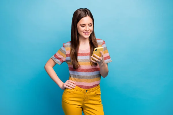 Porträt von ihr sie schöne schöne hübsche charmante fröhliche fröhliche Mädchen hält in der Hand mit Handy-Chat online isoliert über hellen lebendigen Glanz lebendigen blauen Farbhintergrund — Stockfoto