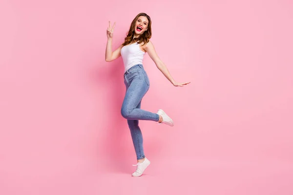 Full length photo of rejoice candid foxy haired girl enjoy spring free time weekend make v-sign wear good look clothes sneakers isolated over pastel color background — Stock Photo, Image