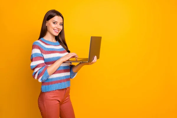 Portré róla ő szép vonzó szép vidám vidám magabiztos barna hajú lány tartja a kezében a laptop wi-fi elszigetelt felett fényes élénk ragyogás élénk sárga színű háttér — Stock Fotó