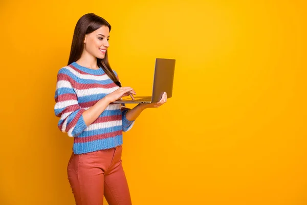 Portré pozitív vidám lány munka számítógép keresés érdekes közösségi média hírek információ kopás pulóver nadrág elszigetelt felett ragyog élénk színű háttér — Stock Fotó