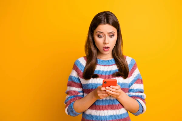 Primer plano retrato de ella ella agradable atractivo preocupado decepcionado morena chica sosteniendo en las manos celda leyendo noticias falsas mala marca aislado en brillante brillo vivo vibrante color amarillo fondo — Foto de Stock