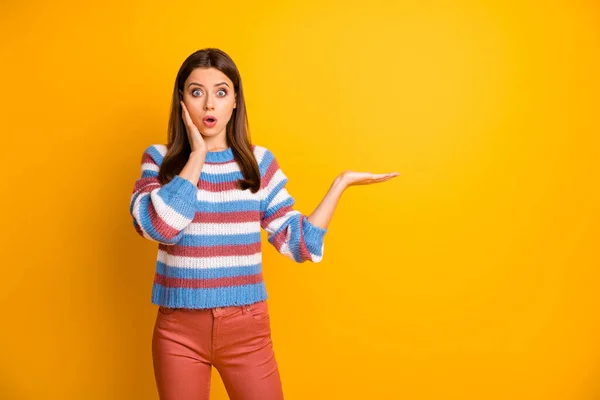 Porträt des erstaunten Mädchens halten Hand beeindruckt von unglaublichen unerwarteten Neuheit Werbung schreien tragen Pullover isoliert über Glanz Farbe Hintergrund — Stockfoto