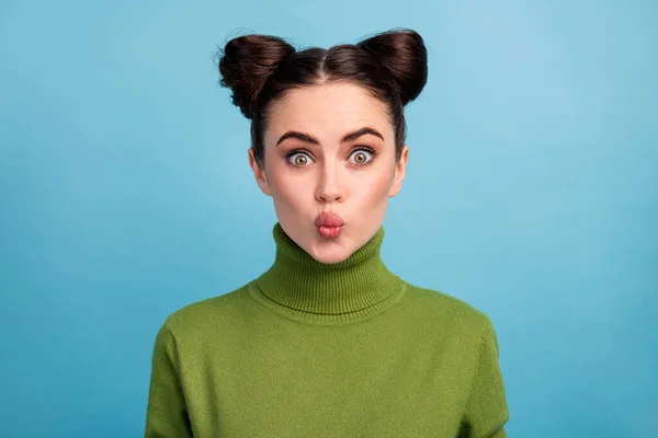 Close up foto de muito morena estudante senhora adolescente dois pães bonitos enviando beijos de ar engraçado expressão facial desgaste verde quente gola alta camisola isolado azul cor de fundo — Fotografia de Stock