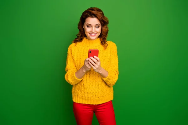Pozitif neşeli kadın portresi akıllı telefon kullan yorumları oku sosyal paylaşım haber giysisi kazağı parlak parlak parlak renk arkaplanı üzerine izole — Stok fotoğraf