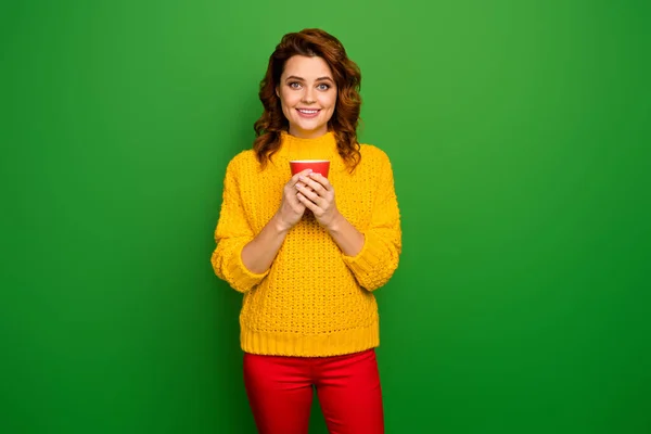 Retrato alegre encantador mulher bonita desfrutar de sua noite fim de semana outono tempo livre segurar copo com quente aromático cacau cappuccino desgaste bom olhar pulôver isolado cor brilhante fundo — Fotografia de Stock