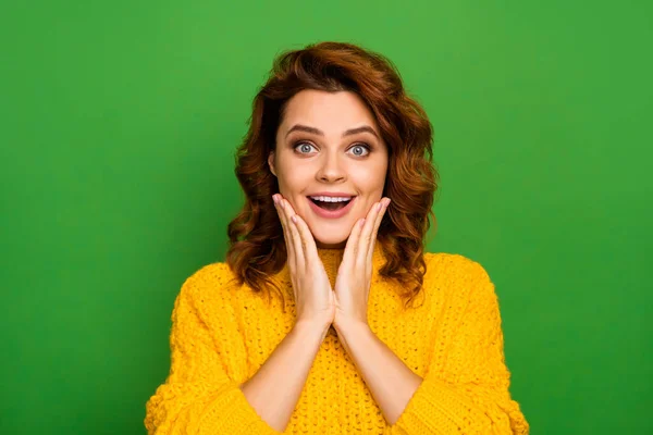 Retrato de mulher alegre positivo energético espantado olhar bom incrível novidade toque mãos grito desfrutar regozijar desgaste jumper isolado cor brilhante fundo — Fotografia de Stock