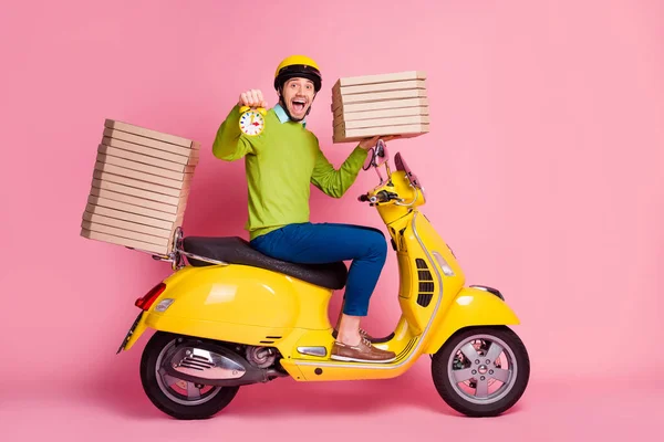 Profil sida visa porträtt av hans han trevlig attraktiv glad munter kille som kör moped föra högen stack pizza beställa tid tidigt på morgonen håller titta isolerad över rosa pastell färg bakgrund — Stockfoto