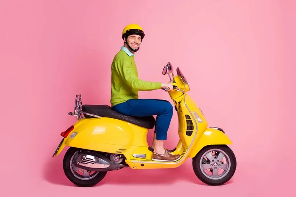 Profil vue de côté portrait de son il agréable attrayant confiant heureux gai gars gai équitation cyclomoteur voyage véhicule déplacer isolé sur fond rose couleur pastel — Photo