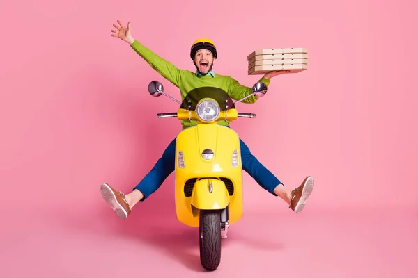 Πορτρέτο του αυτός ωραίο ελκυστικό funky εκστατικό περιχαρείς τρελό χαρούμενος χαρούμενος τύπος οδήγηση μοτοποδήλατο κοροϊδεύοντας τη διασκέδαση φέρνοντας πίτσα πίτα απομονώνονται σε ροζ παστέλ χρώμα φόντο — Φωτογραφία Αρχείου