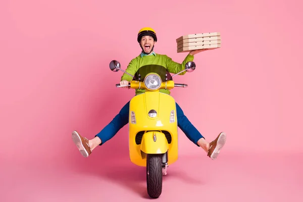 Portret jego miły atrakcyjny piękny funky twórczy wesoły wesoły facet jazdy motorower głupców mając zabawy dostarczając pizzę ciasto izolowane ponad różowy pastelowy kolor tła — Zdjęcie stockowe
