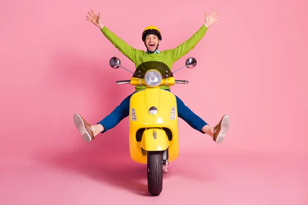 Πορτρέτο του αυτός ωραίο ελκυστικό παιδαριώδη απρόσεκτη απερίσκεπτη χαρούμενα χαρούμενα χαρούμενος τύπος ιππασία μοτοποδήλατο χωρίς χέρια πόδια διασκεδάζοντας κοροϊδεύοντας απομονώνονται σε ροζ παστέλ χρώμα φόντο — Φωτογραφία Αρχείου